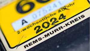 Die richtigen Gebührenmarken haben in diesem Jahr eine gelbe Farbe. Foto: Frank Rodenhausen