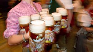Im vergangenen Jahr kostete der Liter Bier auf dem Cannstatter Volksfest noch 9,90 Euro. In diesem Jahr wird die Zehn-Euro-Marke überschritten. Foto: dpa