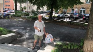 Seit zehn Jahren dreht er seine Runden um den Paul-Gerhardt-Platz im Stuttgarter Westen: Paul Büchler und sammelt den Müll anderer Leute ein. Foto: Kathrin Haasis