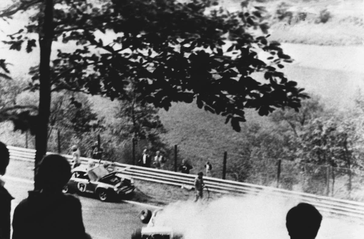 Nürburgring im Jahr 1976: Einen der spektakulärsten Feuerunfälle  überlebte 1976 auf dem Nürburgring die Formel-1-Legende Niki Lauda. Er hat großes Glück gehabt und starke Verbrennungen davongetragen.