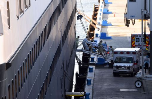 Die  „Zaandam“ liegt nach einer wochenlangen Irrfahrt nun in Fort Lauderdale. Die Passagiere werden nach und nach von Bord gebracht. Foto: AFP/CHANDAN KHANNA