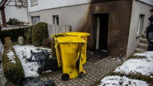 Die brennende Gasflasche in einem Wohnhaus in Aspach beschädigt die Hausfassade und mehrere Mülltonnen. Foto: SDMG