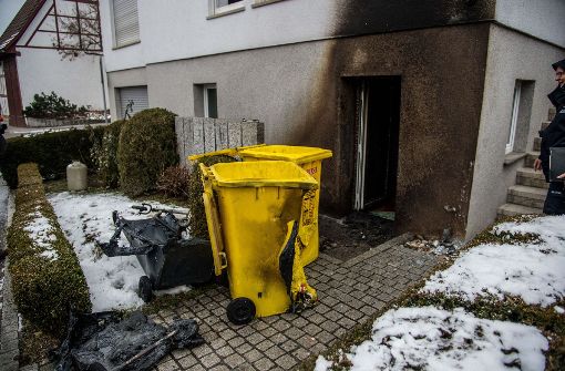 Die brennende Gasflasche in einem Wohnhaus in Aspach beschädigt die Hausfassade und mehrere Mülltonnen. Foto: SDMG