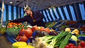 Ralf Raisch verkauft seit Jahren auf dem Vaihinger Wochenmarkt am Stand des Weinguts Konzmann Obst, Gemüse und edle Tropfen. Foto: Alexandra Kratz