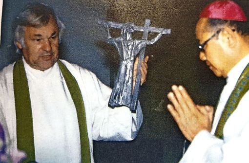 Pfarrer Pitzal überreichte Erzbischof Gabriel 1991 in Renningen eine Kreuzigungsfigur. Bei seinem Gegenbesuch traf er auf seiner Südostasienreise  1993  den Erzbischof  in Rangun Foto: Katholische Kirche