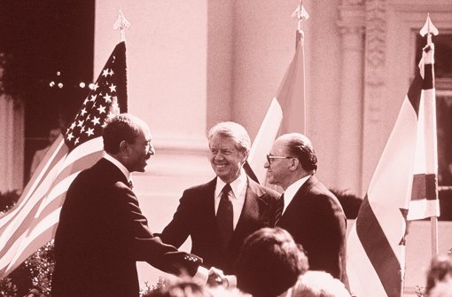 Camp-David-Abkommen: Ägyptens Präsident Anwar El Sadat (li.), US-Präsident Jimmy Carter und der israelische Ministerpräsident Menachem Begin (re.) nach der Unterzeichnung des ägyptisch-israelischen Friedensvertrages vor dem Weißen Haus in Washington (Archivfoto vom 26. März 1979). Foto: dpa