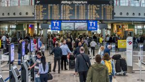 Passagiere streben in Terminal 1 zu den Flugsteigen: Auf dem Weg dorthin werden sie von FraSec kontrolliert. Foto: Flughafen Stuttgart GmbH