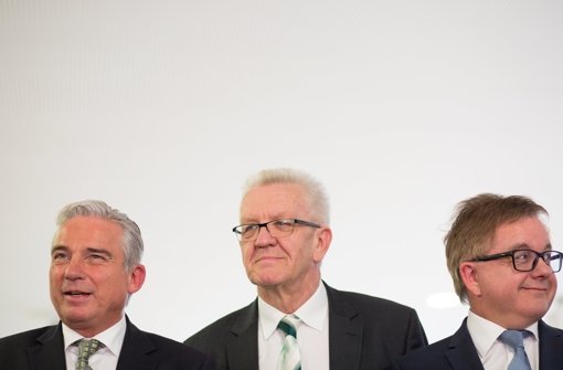 Thomas Strobl (von links), Ministerpräsident Winfried Kretschmann und CDU-Fraktionschef Guido Wolf geben nach Ende von Sondierungsgesprächen beider Parteien im Haus der Katholischen Kirche in Stuttgart ein Statement für Medienvertreter ab. Foto: dpa