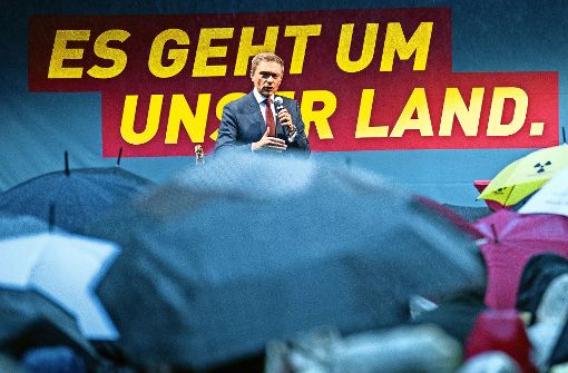 Der Regen kommt, das Publikum bleibt - Wahlkampfauftritt von Christian Lindner in Aachen. Foto: dpa
