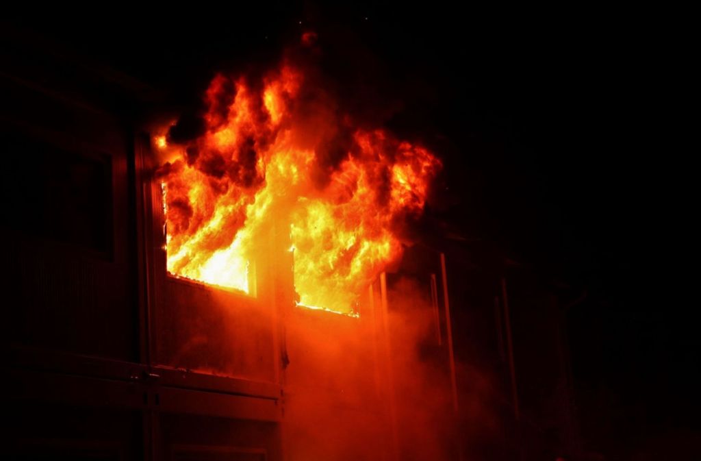 Die Wohncontainer sind nach dem Brand vorerst nicht mehr bewohnbar. Foto: SDMG