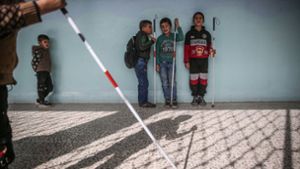 Blinde uns sehbehinderte Kinder lernen, sich zu orientieren (Symbolbild). Foto: dpa/Anas Alkharboutli