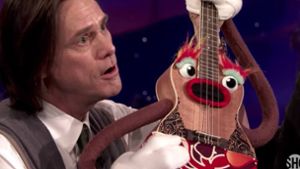 Jim Carrey als Moderator der Kindersendung „Mr. Pickles’ Puppet Time“: Selbst die Ukulele kann man wie alles hier so gruselig wie ulkig finden. Foto: Showtime