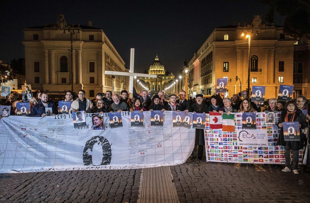 Missbrauchsopfer der katholischen Kirche, die sich im Netzwerk ECA (Ending of Clergy Abuse) organisiert haben, demonstrieren am Donnerstagabend in Rom. Foto: epd