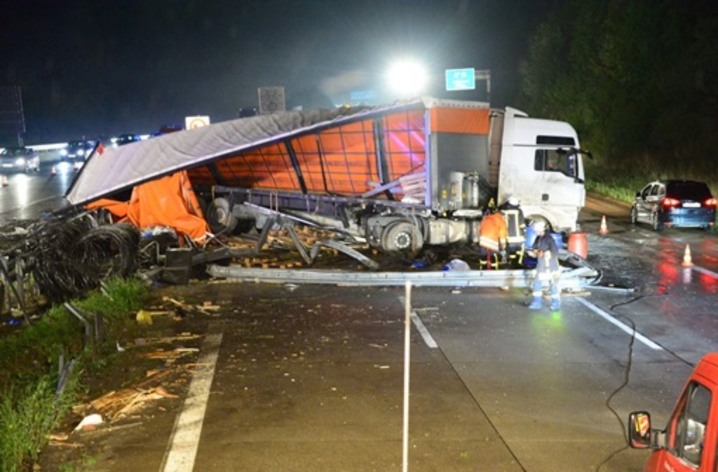 Ein LKW-Fahrer hat in der Nacht auf Sonntag auf der A8 Richtung Karlsruhe bei Aichelberg die Kontrolle über seinen Sattelzug verloren, ist ins Schleudern geraten und hat Teile seiner Ladung verloren. Der Laster durchbrach teilweise die Leitplanke und stellte sich quer zur Fahrbahn. Die Autobahn musste über Stunden gesperrt werden.