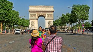 Gerne mit viel  Bargeld unterwegs: Chinesische Touristen vor dem Arc de Triomphe in Paris Foto: mauritius