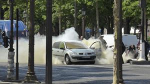 Der bewaffnete Mann war am Montagnachmittag ums Leben gekommen, als er auf den Champs-Elysées ein Polizeifahrzeug rammte. Foto: Noemie Pfister