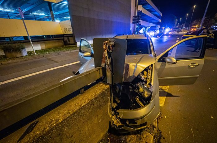 Unfall in Stuttgart-Mitte: Auto kracht gegen Betonteiler