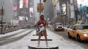 Blizzard Juno kann der New Yorker Ikone Naked Cowboy nichts anhaben. Foto: EPA