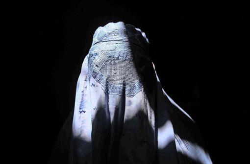 Eine Afghanin in der landestypischen Verschleierung, der Burka: „Ziehen den Tod dem Leben vor.“ Foto: dpa/Jalil Rezayee