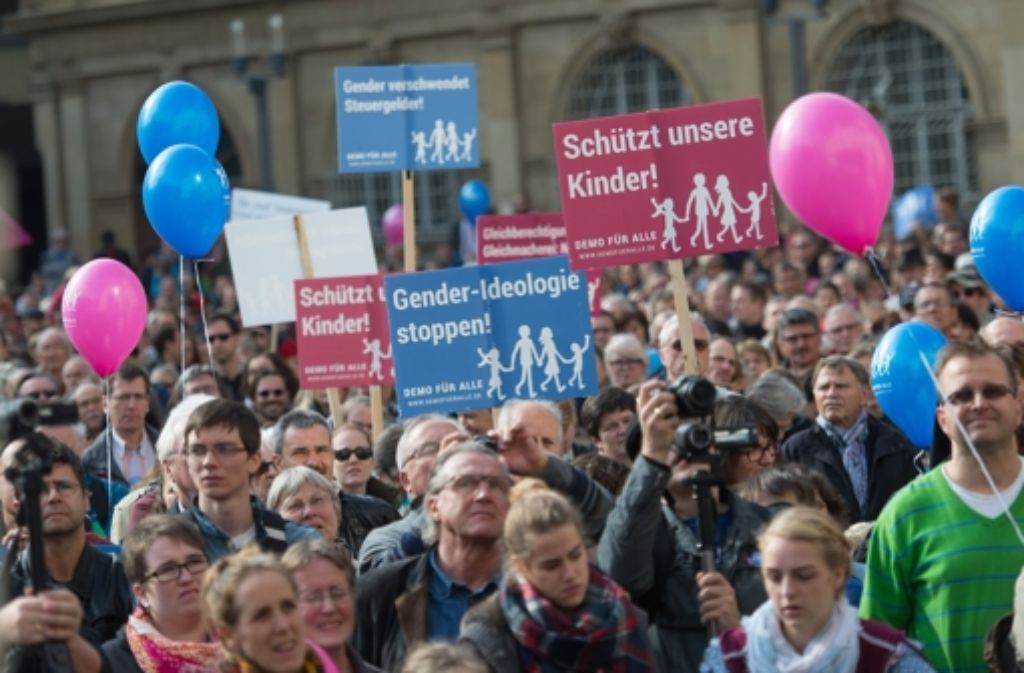 Bei der jüngsten „Demo für alle“ in Stuttgart eskalierte die Lage: Linke Gegendemonstranten wollten  die Rechtskonservativen aufmischen Foto: dpa