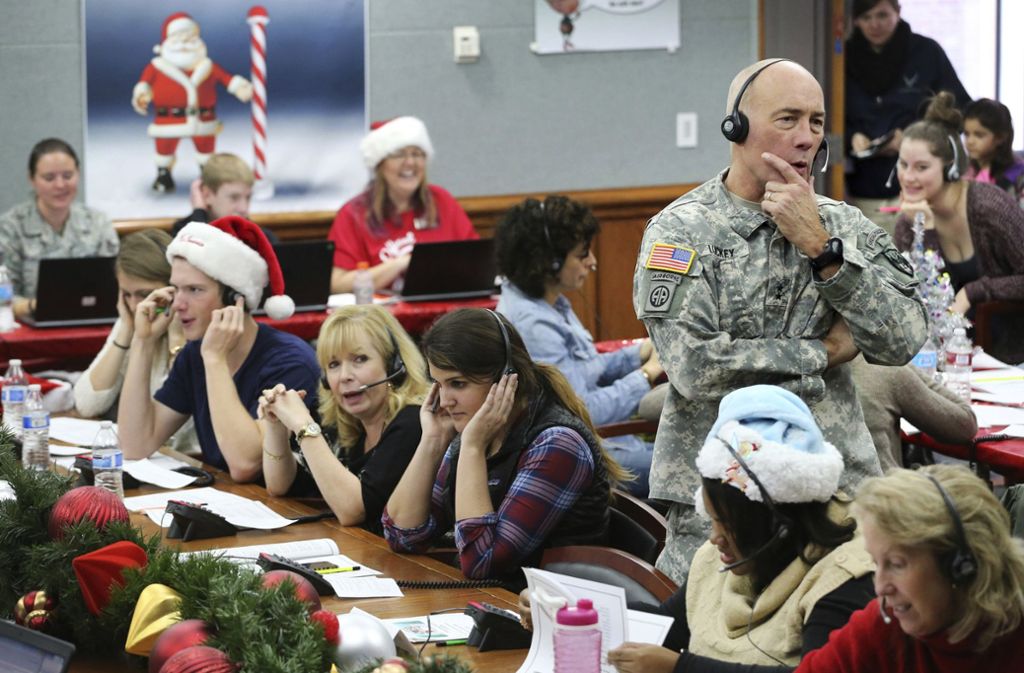 Die Mitarbeiter nehmen Anrufe von Kindern entgegen. Foto: AP