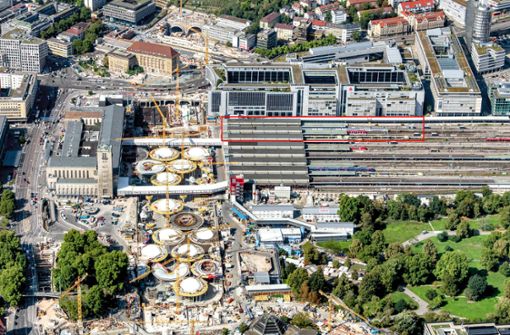 Für den neuen Stuttgart-21-Tiefbahnhof könnte es eine Ergänzung (rot umrandete Fläche) geben. Sie soll im Bahnknoten der Stadt deutlich mehr Verkehr ermöglichen. Foto: DB AG/Arnim Kilgus