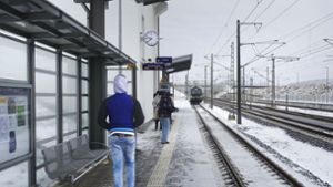 Kuschlig ist es im Winter am Bahnsteig in Merklingen nicht gerade. Foto: /Ralf Heisele