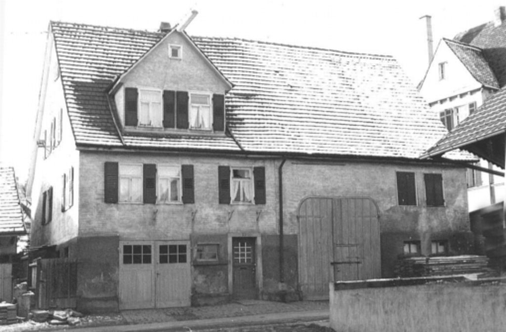 Dieses Bauernhaus an der Birkheckenstraße 3 steht heute nicht mehr. Nachdem es abgebrochen worden ist, gab es an dieser Adresse die Birkacher Bank, heute ist dort die Volksbank.