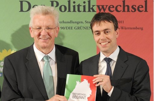 Winfried Kretschmann und Nils Schmid (rechts) – hier nach dem Wahlerfolg 2011 –  würden gerne auch nach der Landtagswahl 2016 gemeinsam regieren. Foto: dpa