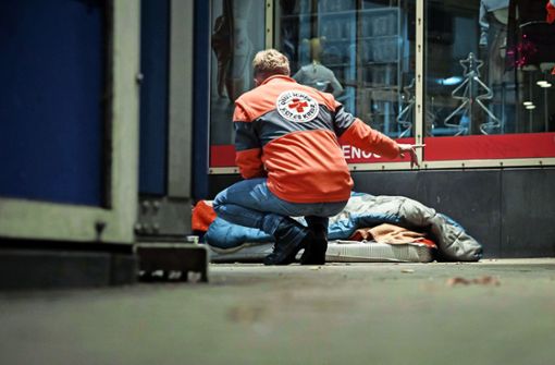 Ein Helfer kümmert sich um einen auf der Straße schlafenden Obdachlosen (Archivbild)  – doch manchmal kommen auch andere vorbei . . . Foto: Lichtgut/Julian Rettig