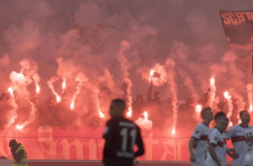 Vor Anpfiff der Begegnung des VfB Stuttgart gegen Eintracht Frankfurt wurde in der Cannstatter Kurve heftig gezündelt. Foto: AFP