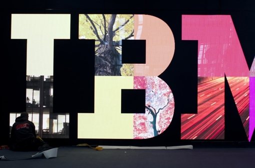 Schriftzug von IBM auf der Cebit  in Hannover (Archvibild). Der IT-Riese  will noch mehr Geld mit der Analyse von Daten verdienen Foto: AP