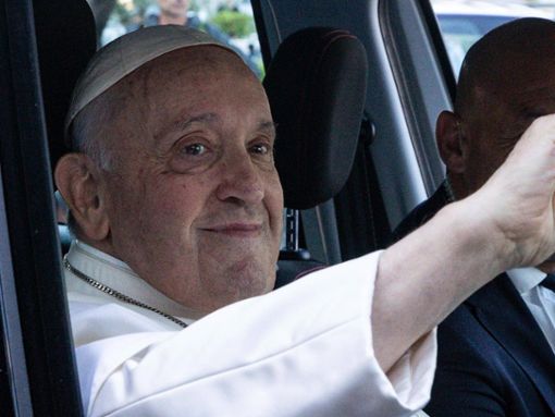 Papst Franziskus beim Verlassen des Krankenhauses in Rom. Foto: imago/ZUMA Press