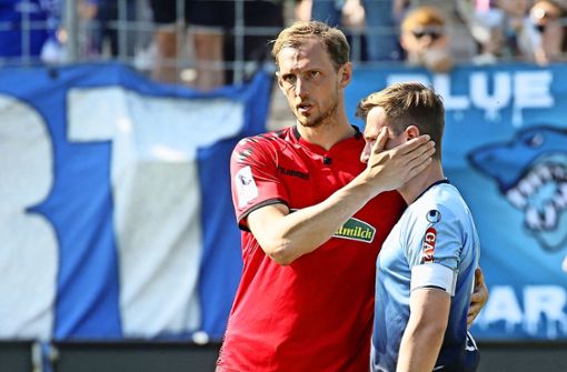 Georg Niedermeier (li.): Der Ex-VfB-Profi im Dress des SC Freiburg II  tröstet Kickers-Kapitän Sandro Abruscia. Foto: Baumann