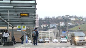 Auch ab  dem Hauptbahnhof waren die Pendler in Stuttgart am Freitag auf sich alleine gestellt. Doch die meisten zeigten sich gut organisiert. Foto: Torsten /chöll