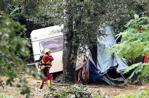 Ein Zeltlager in Saint-Julien-de-Peyrolas in Südfrankreich wurde von einem Unwetter heimgesucht. Ein 70 Jahre alter Betreuer wird weiterhin vermisst. Foto: AFP