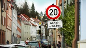 Noch reichen in Esslingen Verkehrsschilder und eine halbseitige Sperrung. Foto: Horst Rudel