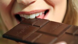 Das Testen von Schokolade (Symbolbild) bedeutet mehr als herzhaft reinzubeißen und zu sagen, ob es schmeckt. Ritter Sport vermittelt seinen Mitarbeiterinnen daher spezielle sensorische Kompetenzen. Foto: dpa