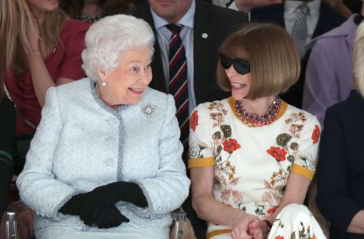 Königinnen unter sich: das Oberhaupt der britischen Monarchie, Queen Elizabeth II., saß – ganz die Modekennerin – in der berühmten „Front Row“, der ersten Reihe bei der Schau des Designers Richard Quinn bei der Fashion Week in London. Neben ihr: die Chefin der US-„Vogue“, Anna Wintour. Foto: Getty Abo