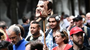 Emmanuel Macron (hier als Puppe) ist die Hassfigur auf den Demonstrationen gegen den Gesundheitsausweis. Doch der französische Präsident hält an seiner Strategie im Kampf gegen Corona fest und hat Erfolg damit. Foto: AFP/Stephanie de Sakutin