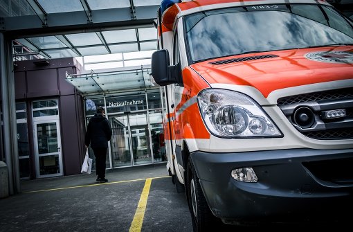 Ein 24-Jähriger hat sich am Sonntagnachmittag in Eislingen schwer verletzt, als er auf einem Parkplatz einem Wagen ausweichen wollte. (Symbolbild) Foto: Lichtgut