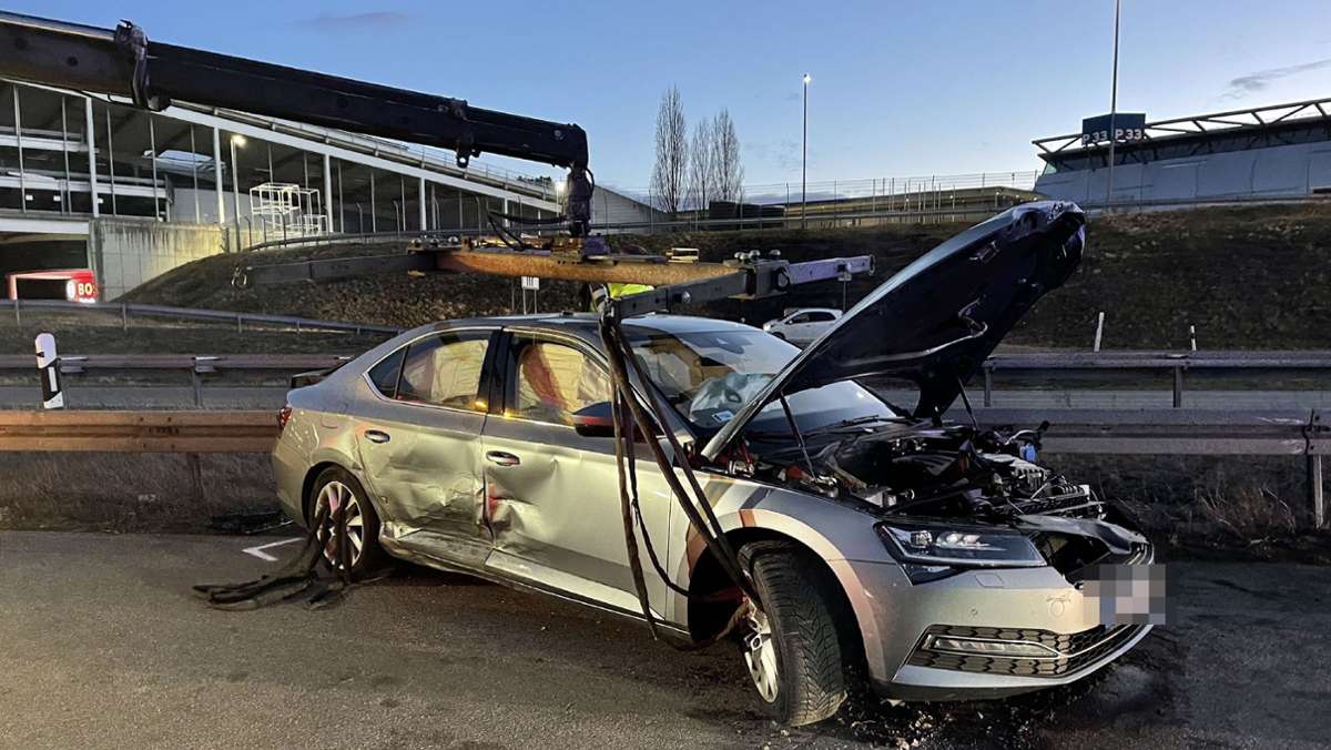 Flughafen Stuttgart: Unfall auf A8 – Vollsperrung und 50.000 Euro Schaden