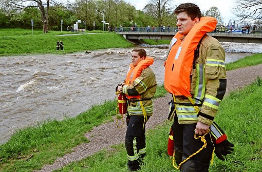 Feuerwehrmänner suchen an der Dreisam in Freiburg nach einem Kanufahrer. Foto: dpa