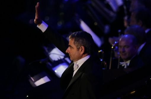 Rowan Atkinson alias Mr. Bean durfte bei der Eröffnungsfeier der Spiele das London Symphonic Orchestra unter der Leitung von Sir Simon Rattle am Klavier begleiten. Auch wenn es nicht zu mehr als einem Ton gereicht hat, begeisterte der Comedian mit seinen Slapstick-Einlagen das Publikum. Foto: dpa
