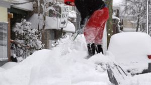 Chelse Volgyes versucht in Erie (Pennsylvania), die Schneemassen von ihrem Auto zu entfernen. Foto: AP