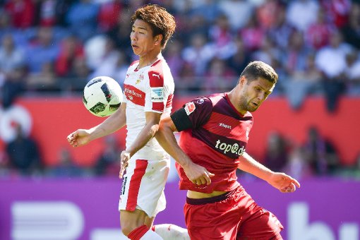 Kaiserslauterns Stipe Vucur (r) und Stuttgarts Takuma Asano kämpfen um den Ball.  Foto: Uwe Anspach/dpa