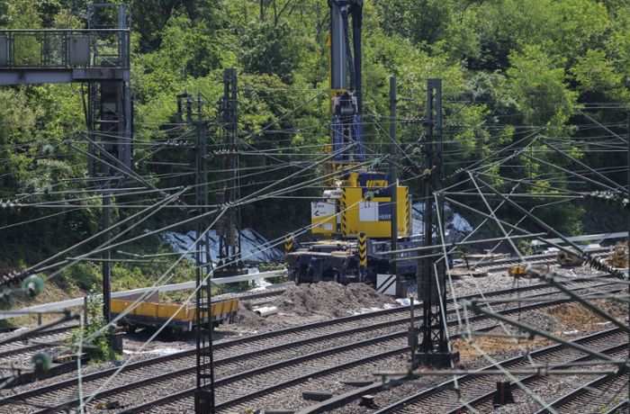 Digitaler Knoten Stuttgart: Signalmasten mit Helikopter zur S-Bahnstrecke geliefert