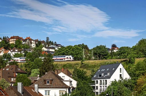 Ein Zug fährt auf der Gäubahn-Trasse durch die Stuttgarter Halbhöhe. Damit könnte von 2025 an Schluss sein. Foto: Imago/Arnulf / Hettrich