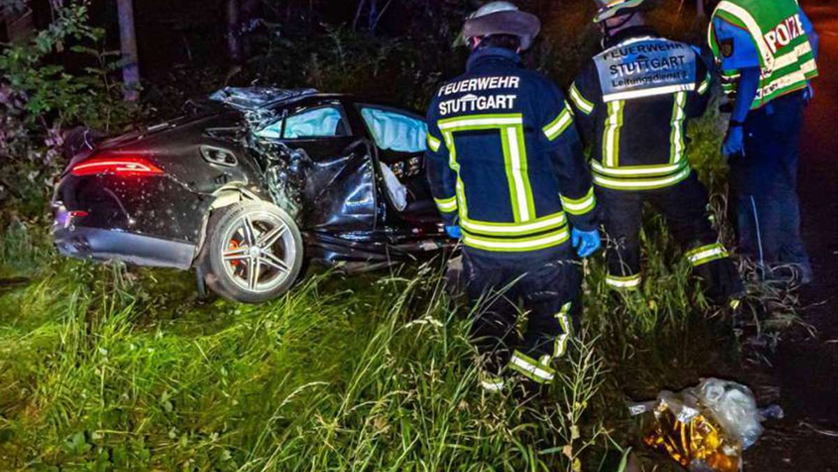 Unfall am Frauenkopf in Stuttgart: AMG prallt gegen Mast: Drei junge Männer schwer verletzt