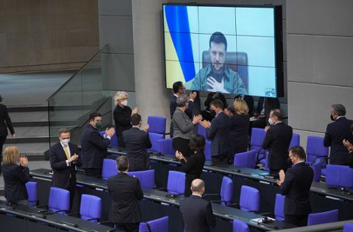 Die Abgeordneten im Bundestag applaudieren dem ukrainischen Präsidenten nach seiner Rede. Foto: dpa/Michael Kappeler